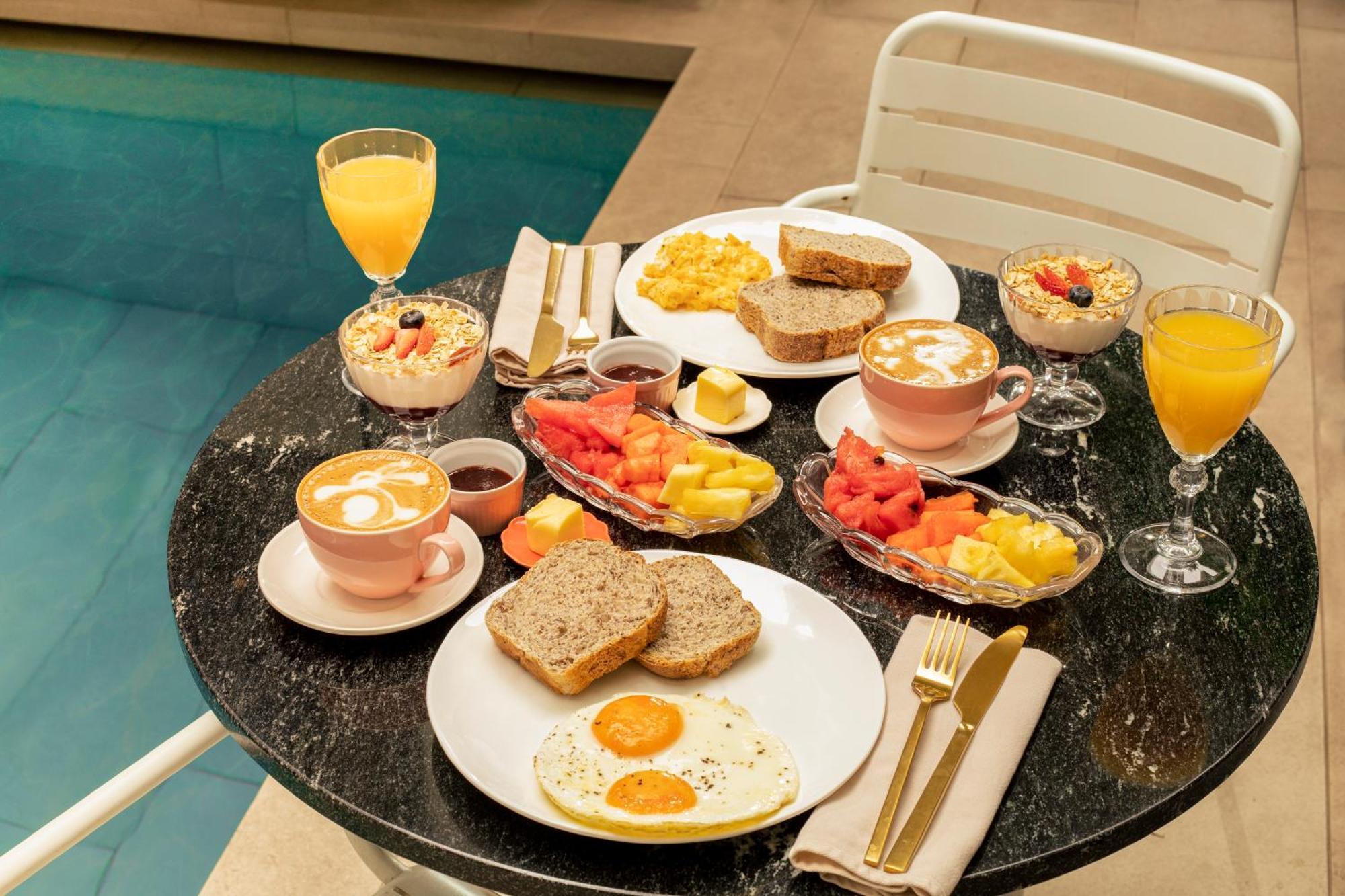 Cosmopolitano Hotel Boutique Santa Cruz de La Sierra Dış mekan fotoğraf A typical breakfast
